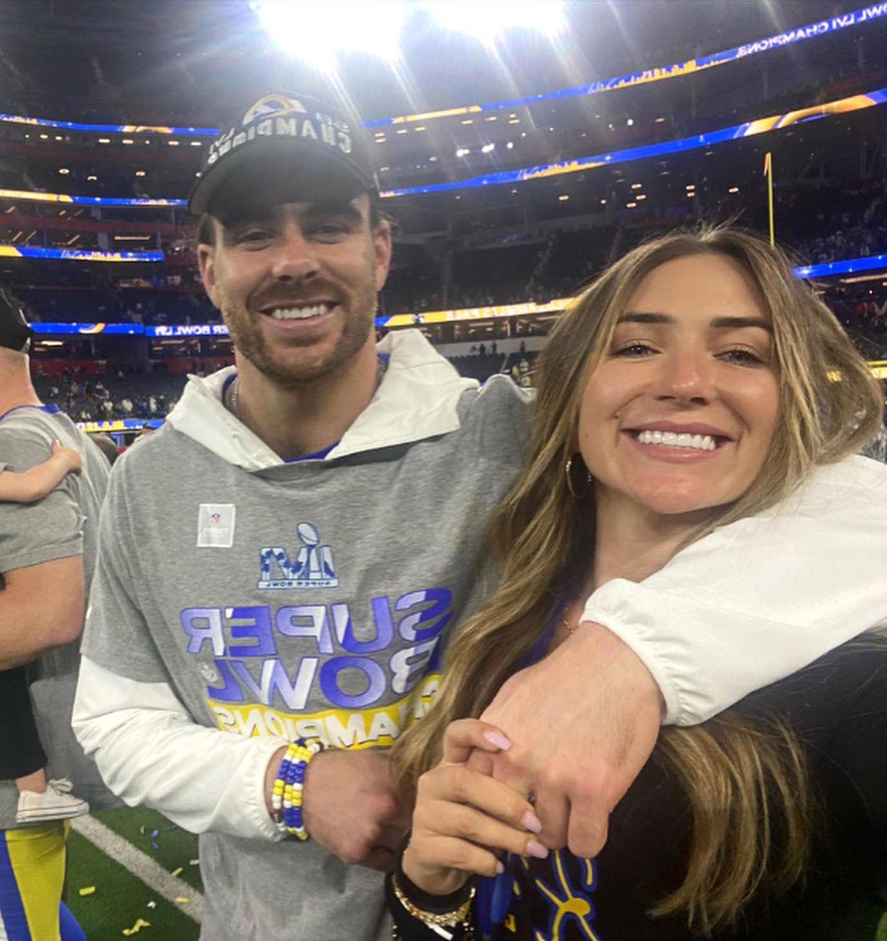 Febbraio_2022_vittoria_al_Super_Bowl_zl9NKJEQFj - Confidenze24 source:usmagazine - Febbraio 2022: vittoria al Super Bowl - Celebrazione della vittoria al Super Bowl
