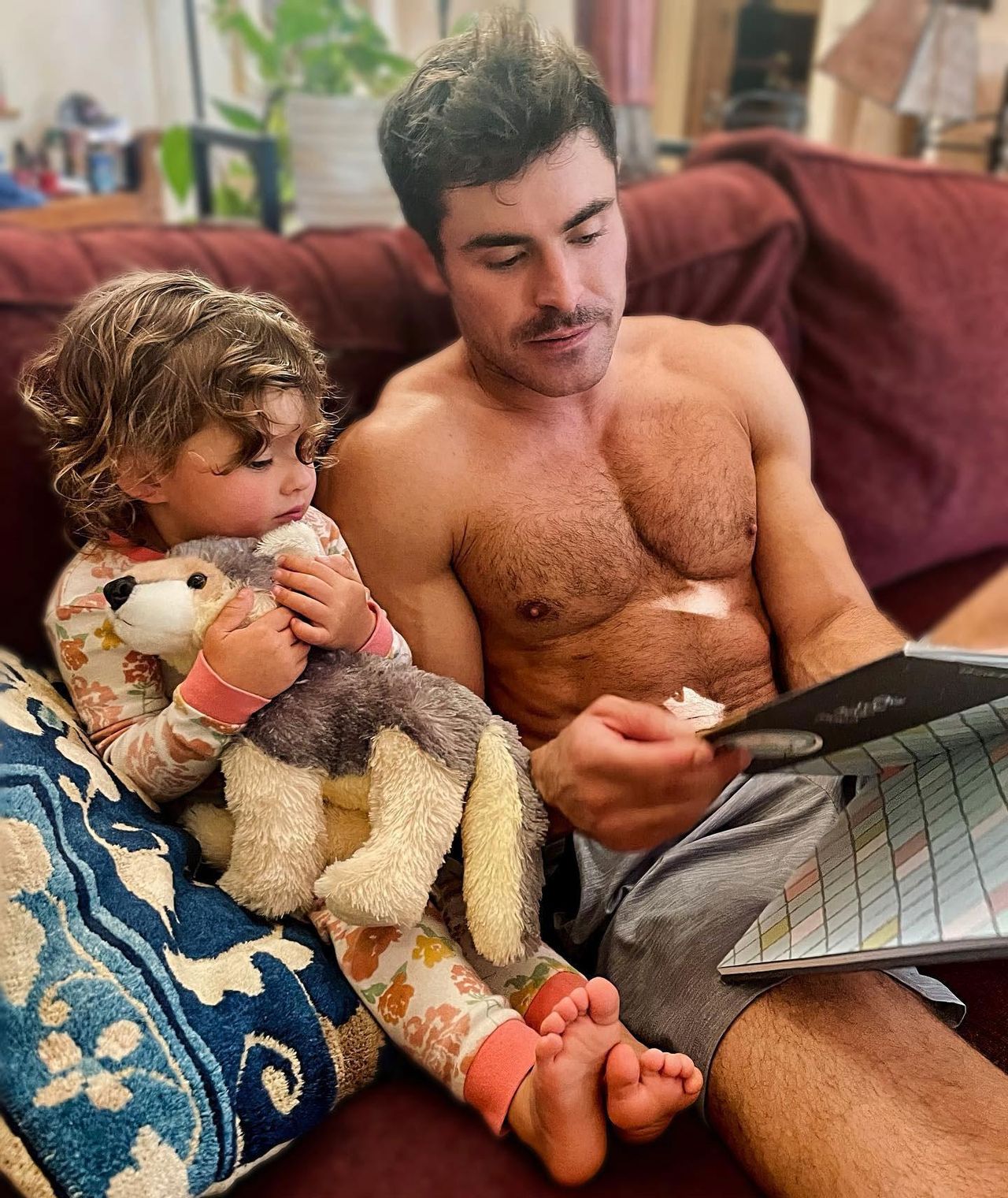 Febbraio_2023_4cjoHpv0Ep - Confidenze24 source:usmagazine - Febbraio 2023 - Zac Efron chiama la sorella Olivia la sua 'Valentina'