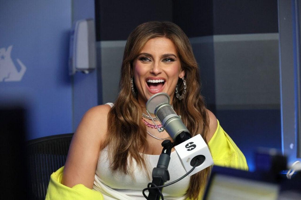 Felice_2025_Nelly_Furtado_qQVsUSlNhU - Confidenze24 source:thehollywoodgossip - Felice 2025, Nelly Furtado! - Nelly Furtado visita gli studi di SiriusXM il 11 luglio 2024.