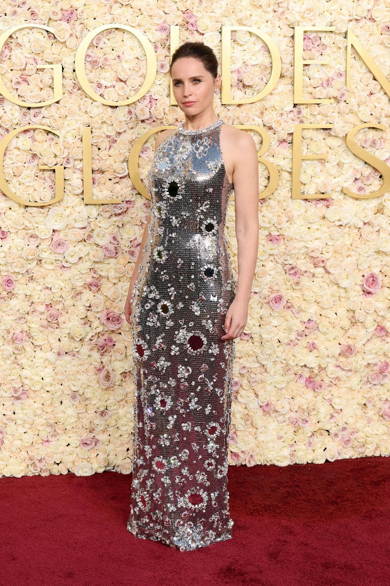 Felicity_Jones_e_il_suo_abito_spettacolare_rYqbCQtbi2 - Confidenze24 source:celebitchy - Felicity Jones e il suo abito spettacolare - Felicity Jones ai Golden Globes 2025