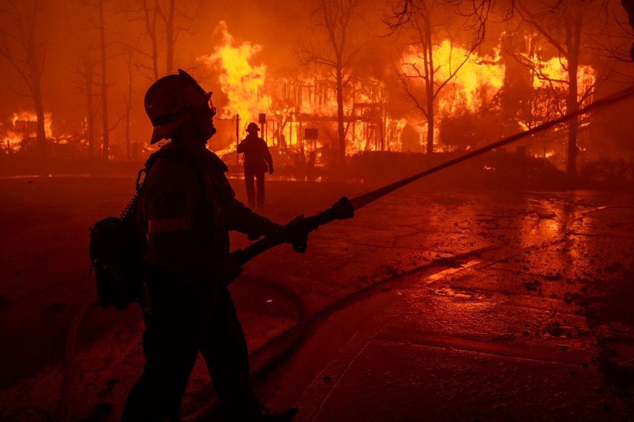 Fighting_Fires_For_Just_26_A_Day_jyEiN6CqpT - Confidenze24 source:bossip - Fighting Fires For Just A Day - Vigili del fuoco a Los Angeles
