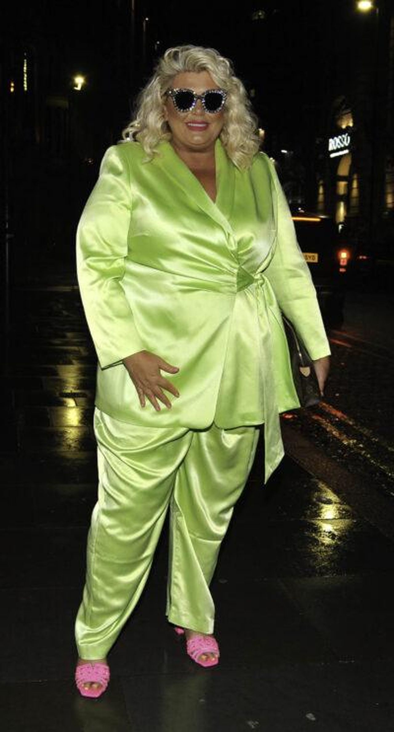Gemma_Collins_si_sente_cos_bene_dopo_la_perdita_di_peso_DlPDH3M8U7 - Confidenze24 source:entertainmentdaily - Gemma Collins si sente così bene dopo la perdita di peso - Gemma Collins in posa