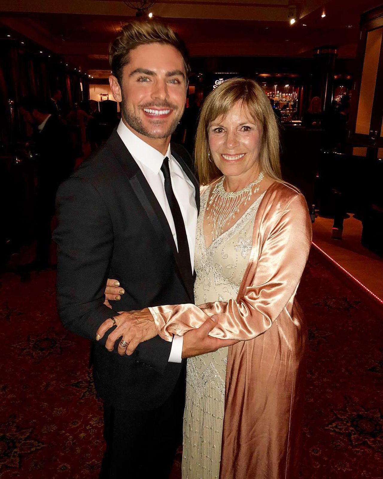 Gennaio_2018_qLCyibZ2aA - Confidenze24 source:usmagazine - Gennaio 2018 - Zac Efron posa con sua madre