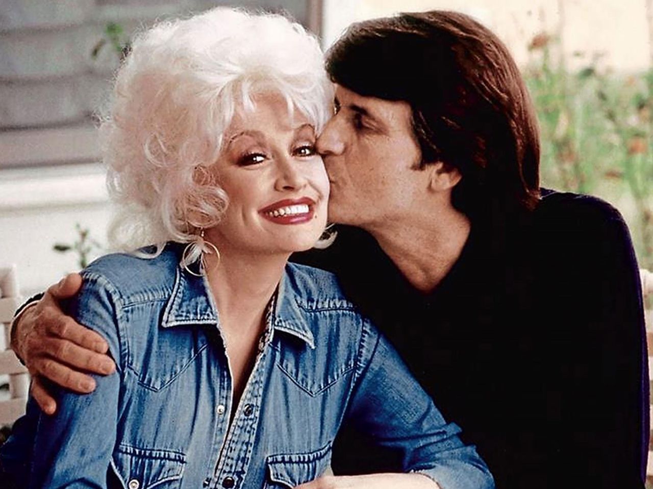 Gennaio_2022_97gmeDBATt - Confidenze24 source:usmagazine - Gennaio 2022 - Dolly celebra San Valentino con Carl