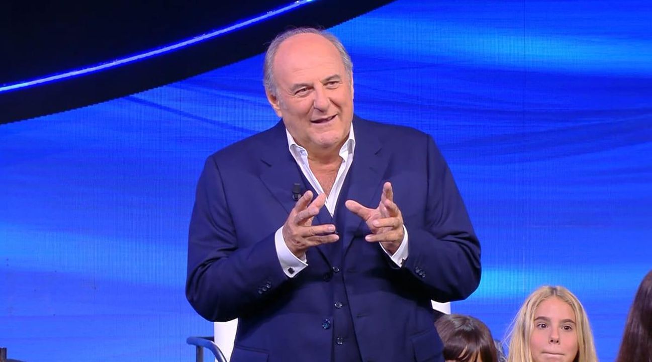 Gerry_Scotti_ha_rivelato_di_non_aver_voluto_un_cachet_per_il_suo_debutto_al_Festival_2DdjCyvcsl - Confidenze24 source:lanostratv - Gerry Scotti ha rivelato di non aver voluto un cachet per il suo debutto al Festival - foto di Gerry Scotti