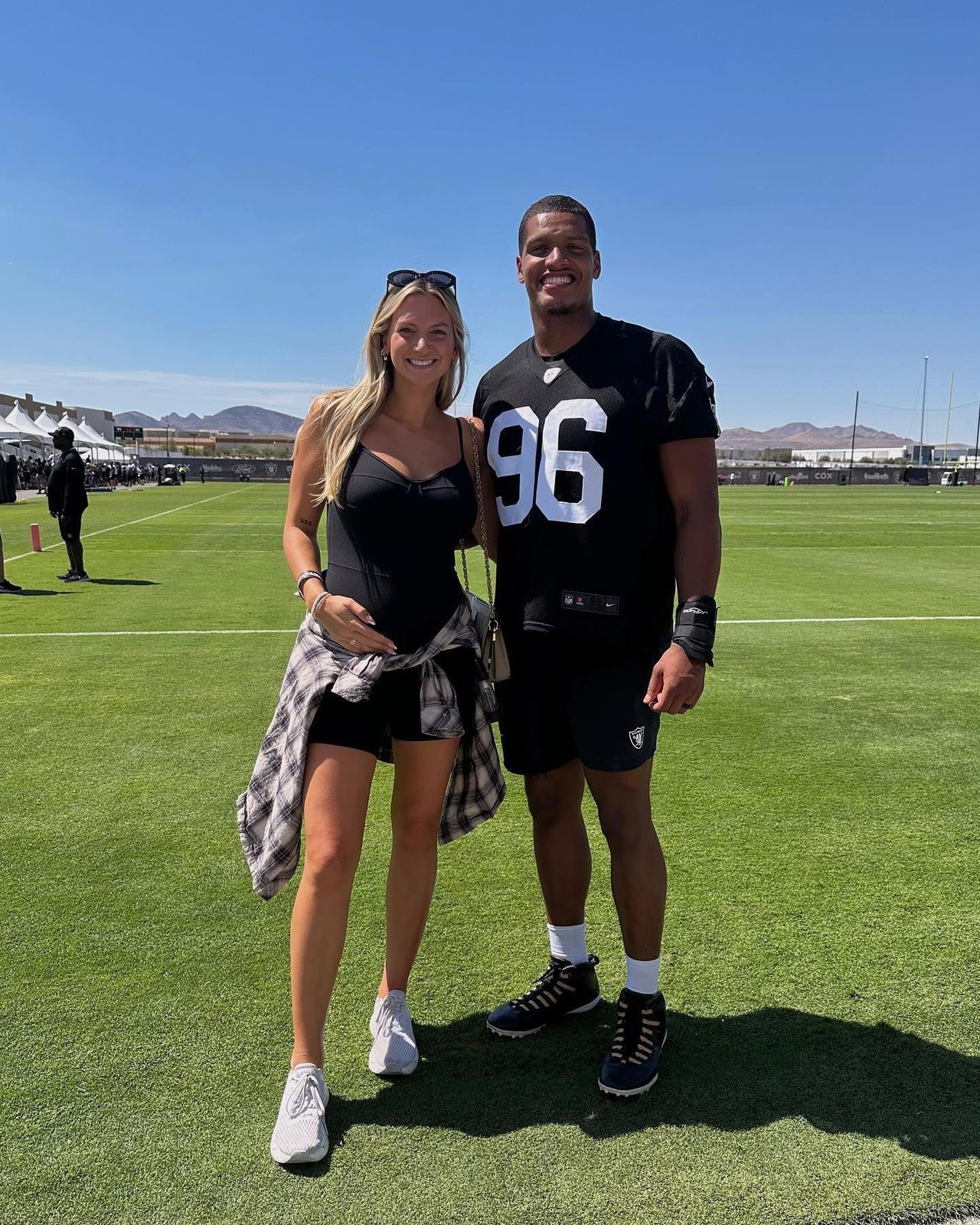 source:usmagazine - Gestire le assicurazioni - Tutto ciò che le stelle NFL e i loro partner hanno rivelato su stipendi e costi