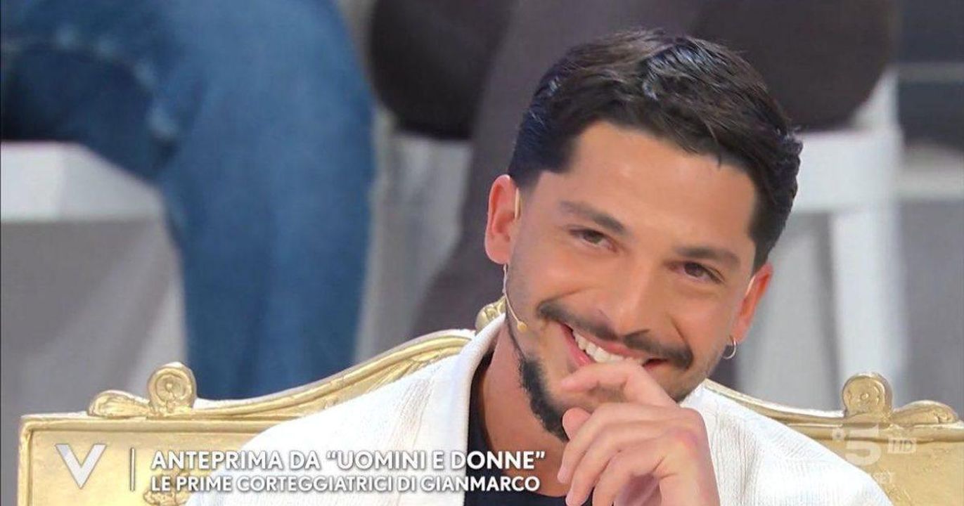 Gianmarco_riceve_ben_100_pretendenti_in_studio_a_UD_Video_DKzqQ93BDS - Confidenze24 Gianmarco riceve ben 100 pretendenti in studio a U&D (Video) - Gianmarco a U&D