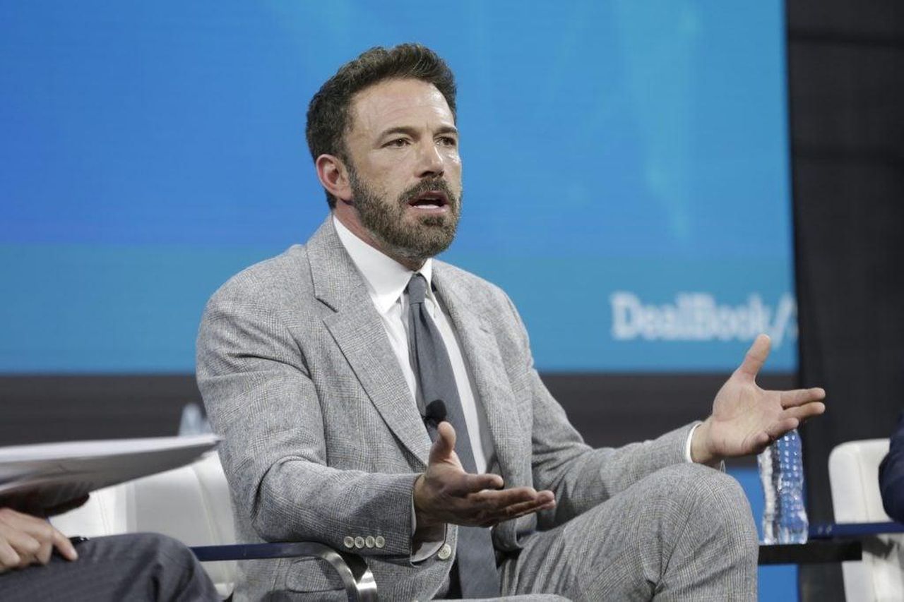 Giorni_di_Devastazione_2GDaUIrA52 - Confidenze24 source:thehollywoodgossip - Giorni di Devastazione - Ben Affleck on stage at the 2022 New York Times DealBook