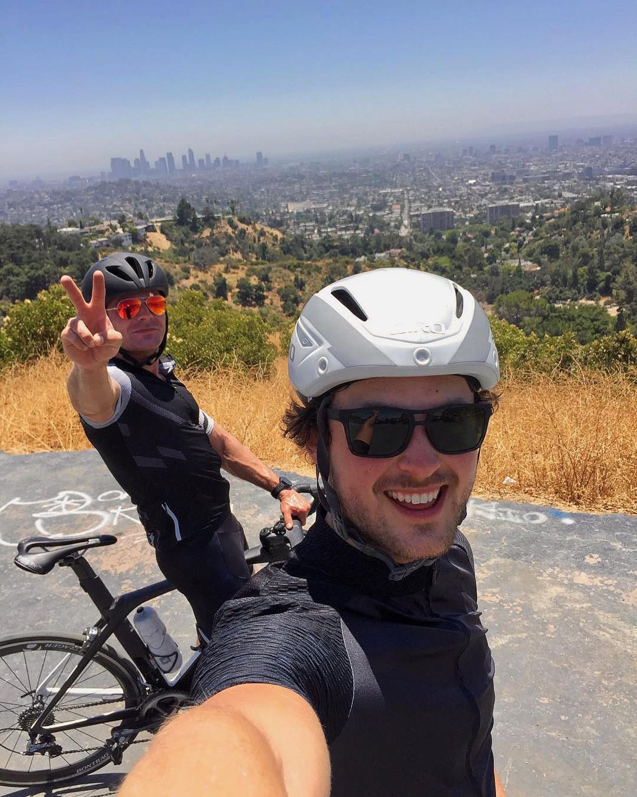 Giugno_2017_tctMGITDqc - Confidenze24 source:usmagazine - Giugno 2017 - Zac Efron e Dylan durante un selfie a Los Angeles