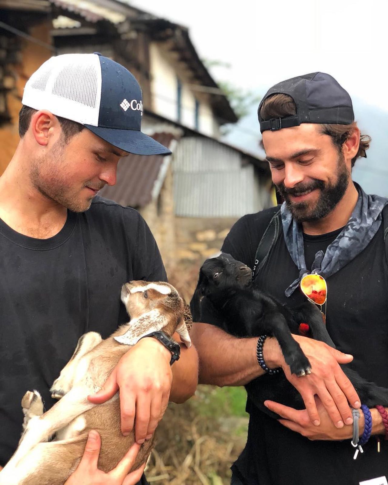 Giugno_2018_hdvsFt7xY0 - Confidenze24 source:usmagazine - Giugno 2018 - Zac Efron e Dylan coccolano animali da fattoria