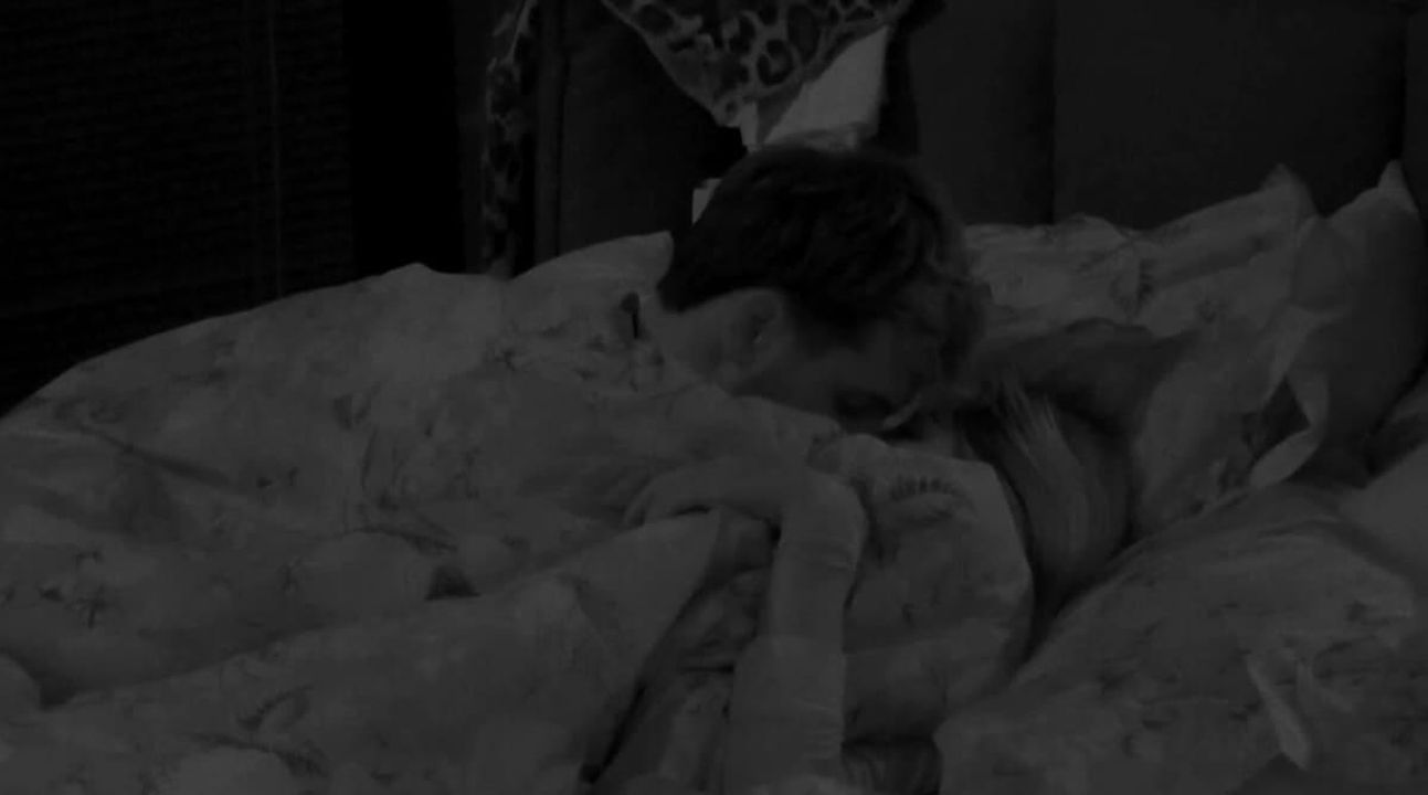 source:lanostratv - Grande Fratello, i due concorrenti si lasciano andare alla passione - foto alfonso chiara