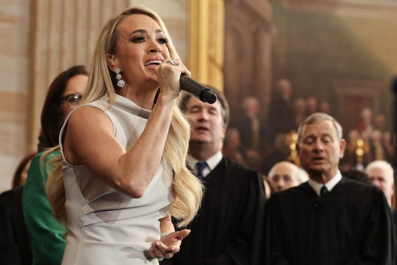Ha_davvero_fatto_un_brutto_lavoro_6eQCh53Z8d - Confidenze24 source:thehollywoodgossip - Ha davvero fatto un brutto lavoro? - Carrie Underwood si esibisce durante le cerimonie di inaugurazione.