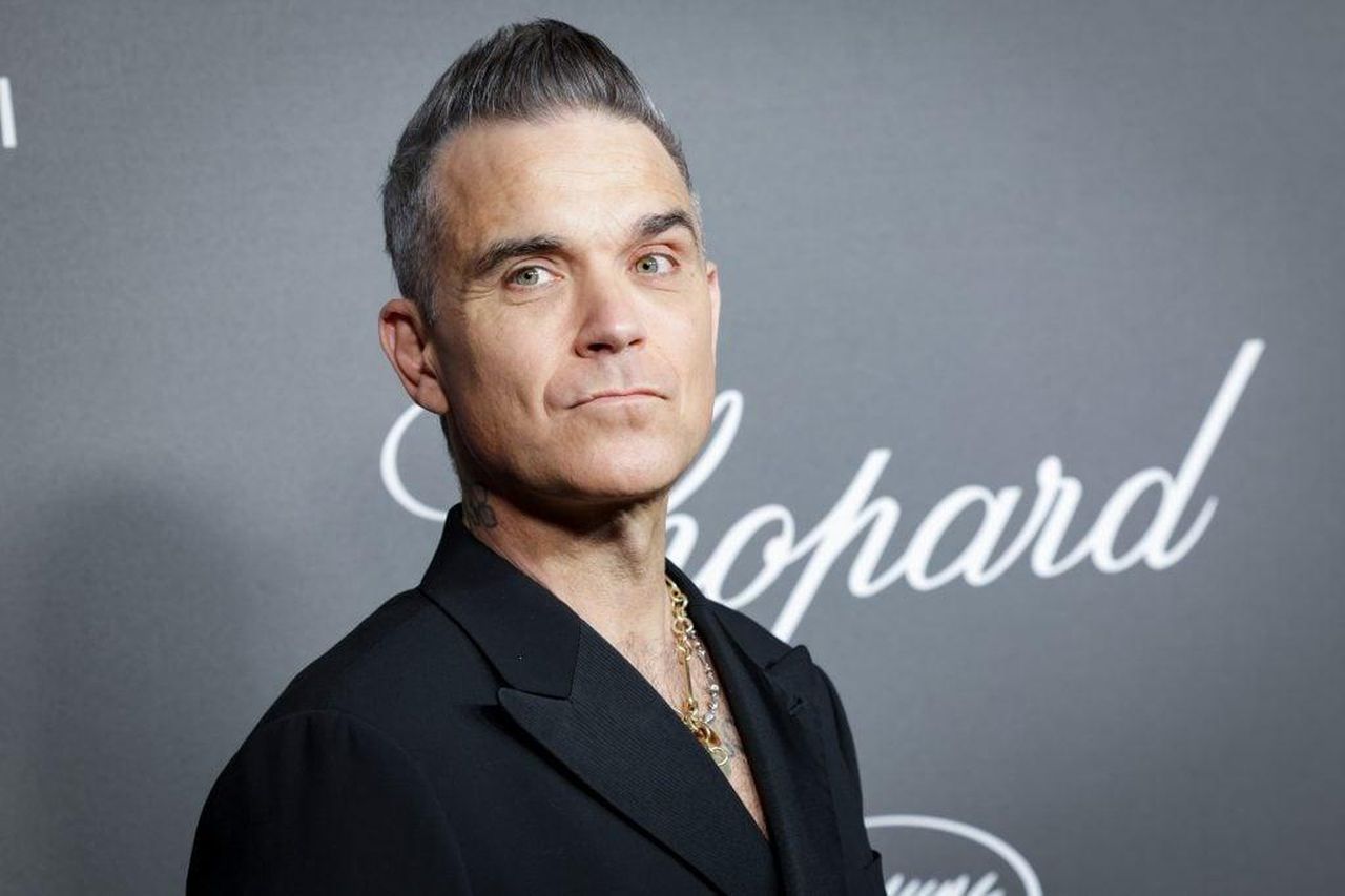 Ha_frequentato_le_Spice_Girls_q5bD6c7w3z - Confidenze24 source:thehollywoodgossip - Ha frequentato le Spice Girls - Robbie Williams partecipa all'evento Chopard ART il 23 maggio 2023 a Cannes, Francia.