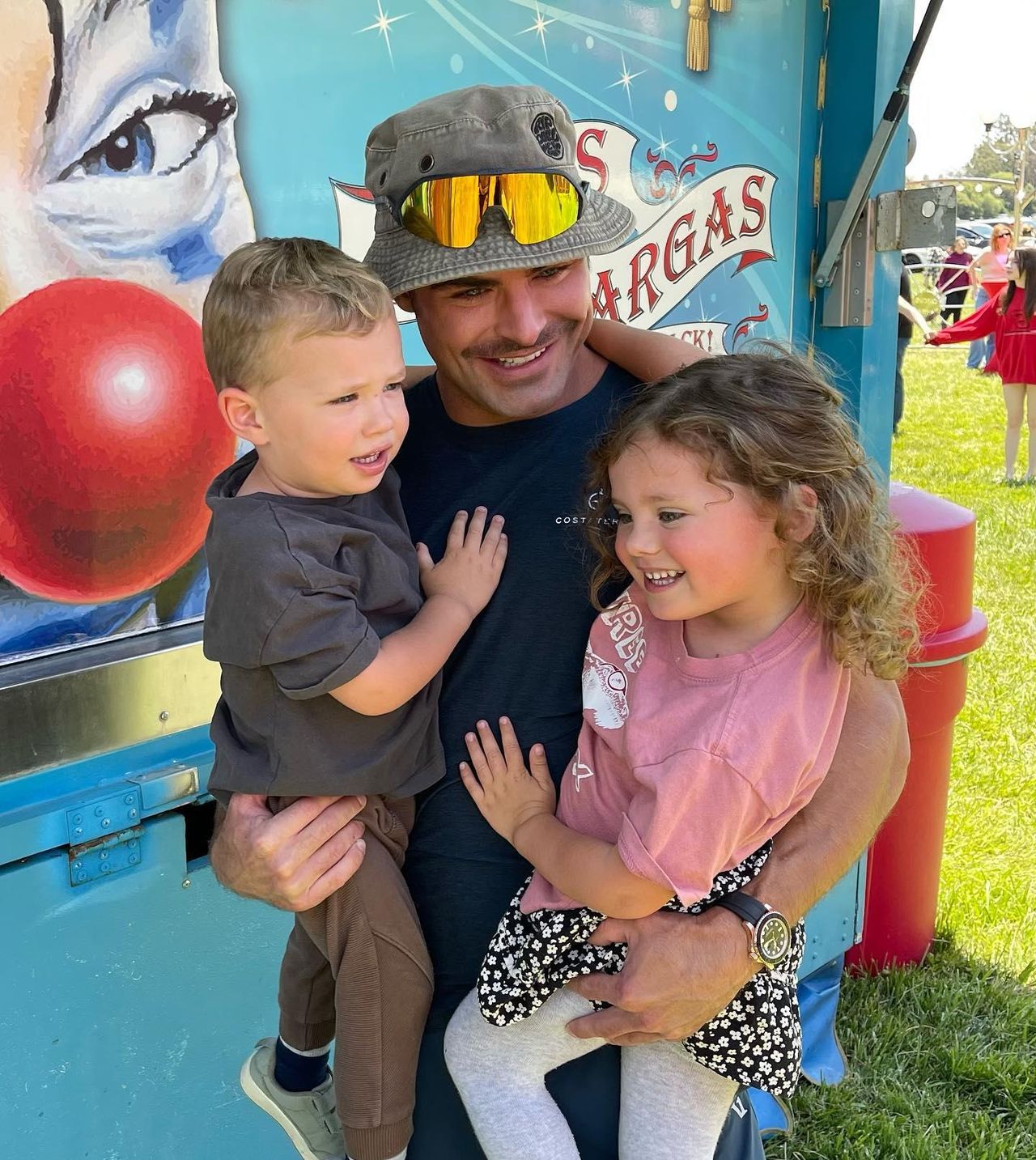 Henry_Efron_hwCcNYuwKz - Confidenze24 source:usmagazine - Henry Efron - Zac Efron Shares Rare Photo With Younger Siblings During Family Outing