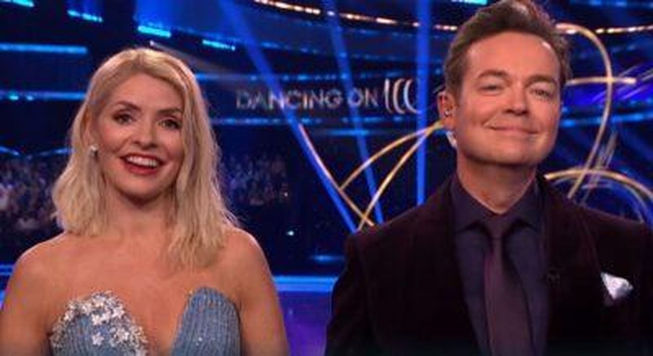 source:entertainmentdaily - Holly Willoughby su Dancing On Ice - Holly Willoughby e Stephen Mulhern sorridenti su Dancing On Ice