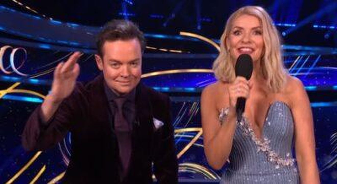 Holly_Willoughby_torna_a_Dancing_on_Ice_KAsRDqrh45 - Confidenze24 source:entertainmentdaily - Holly Willoughby torna a Dancing on Ice - Stephen e Holly in Dancing on Ice