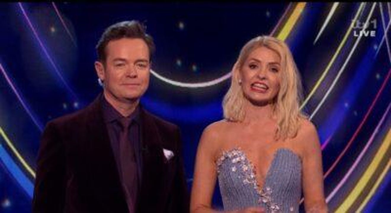 Holly_Willoughby_torna_a_Dancing_on_Ice_xRICzAw1DP - Confidenze24 source:entertainmentdaily - Holly Willoughby torna a Dancing on Ice - Holly in un abito stupendo