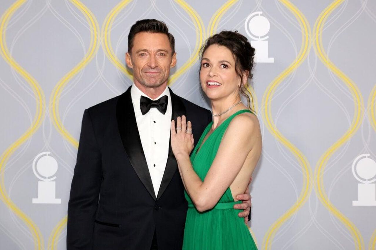 Hugh_Jackman_e_Sutton_Foster_Avvistati_Insieme_a_Santa_Monica_XZexHEX8Ud - Confidenze24 source:thehollywoodgossip - Hugh Jackman e Sutton Foster Avvistati Insieme a Santa Monica - Hugh Jackman e Sutton Foster partecipano ai 75° Tony Awards a Radio City Music Hall il 12 giugno 2022 a New York.