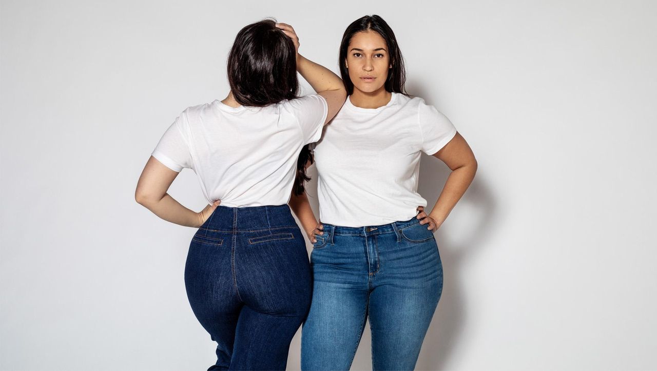 I_17_Migliori_Jeans_per_Valorizzare_una_Forma_a_Clessidra_BhClU7IzC6 - Confidenze24 source:usmagazine - I 17 Migliori Jeans per Valorizzare una Forma a Clessidra - Ritratto di due donne curvy in jeans denim blu.