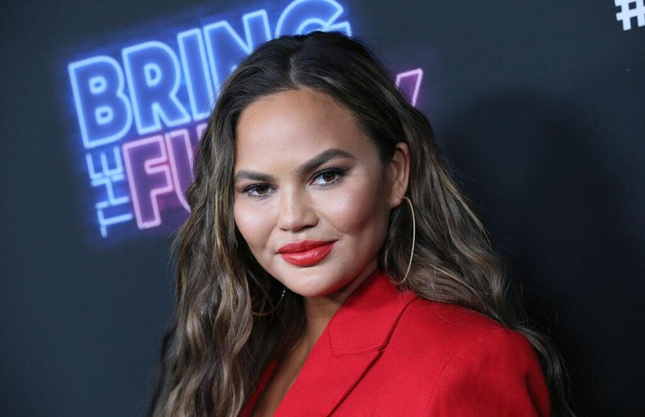 I_Bambini_di_Chrissy_e_John_e_la_Famiglia_in_Crescita_Ahh4qD5PIr - Confidenze24 source:thehollywoodgossip - I Bambini di Chrissy e John e la Famiglia in Crescita - Chrissy Teigen alla premiere di NBC 'Bring The Funny'