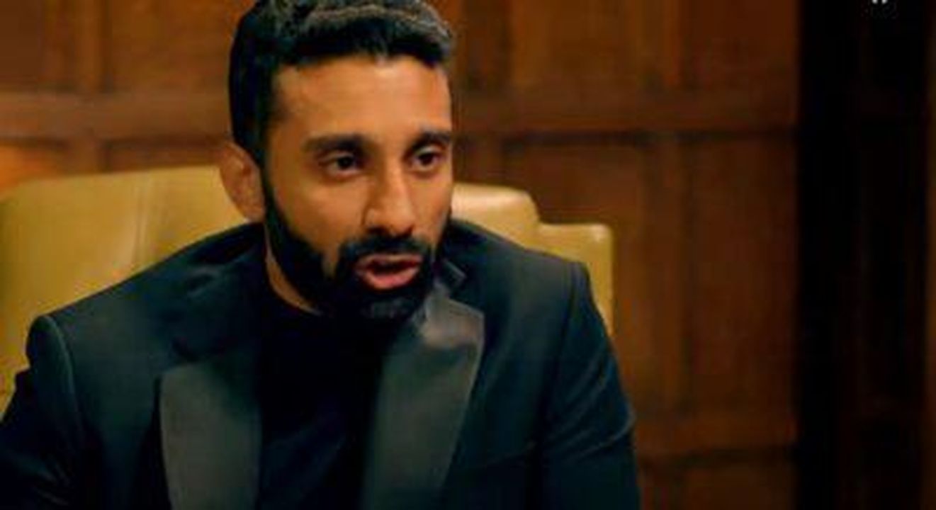 I_concorrenti_rischiano_di_essere_multati_per_violazione_delle_regole_kaqOcLoSju - Confidenze24 source:entertainmentdaily - I concorrenti rischiano di essere multati per violazione delle regole - Jaz Singh da Traitors guarda a sinistra