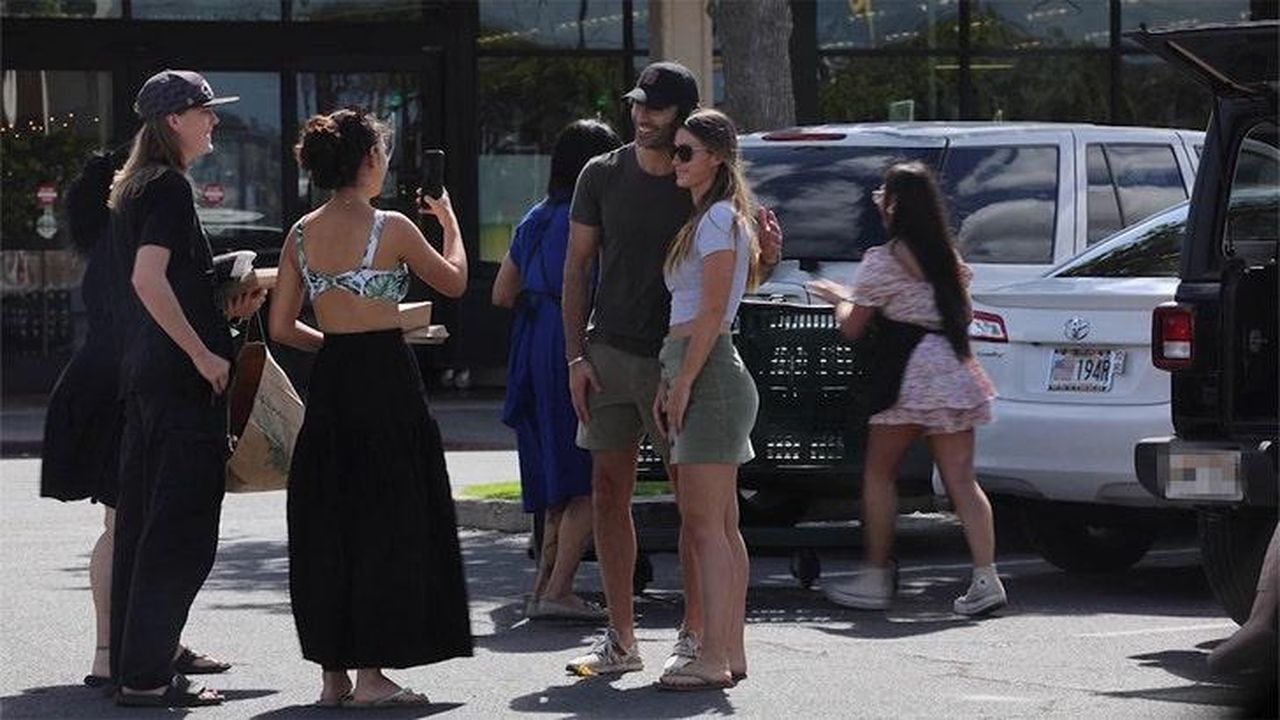 I_fan_di_Justin_Baldoni_non_lo_abbandonano_Q2yVDAUUil - Confidenze24 source:allcelebrities - I fan di Justin Baldoni non lo abbandonano - Justin Baldoni circondato dai fan