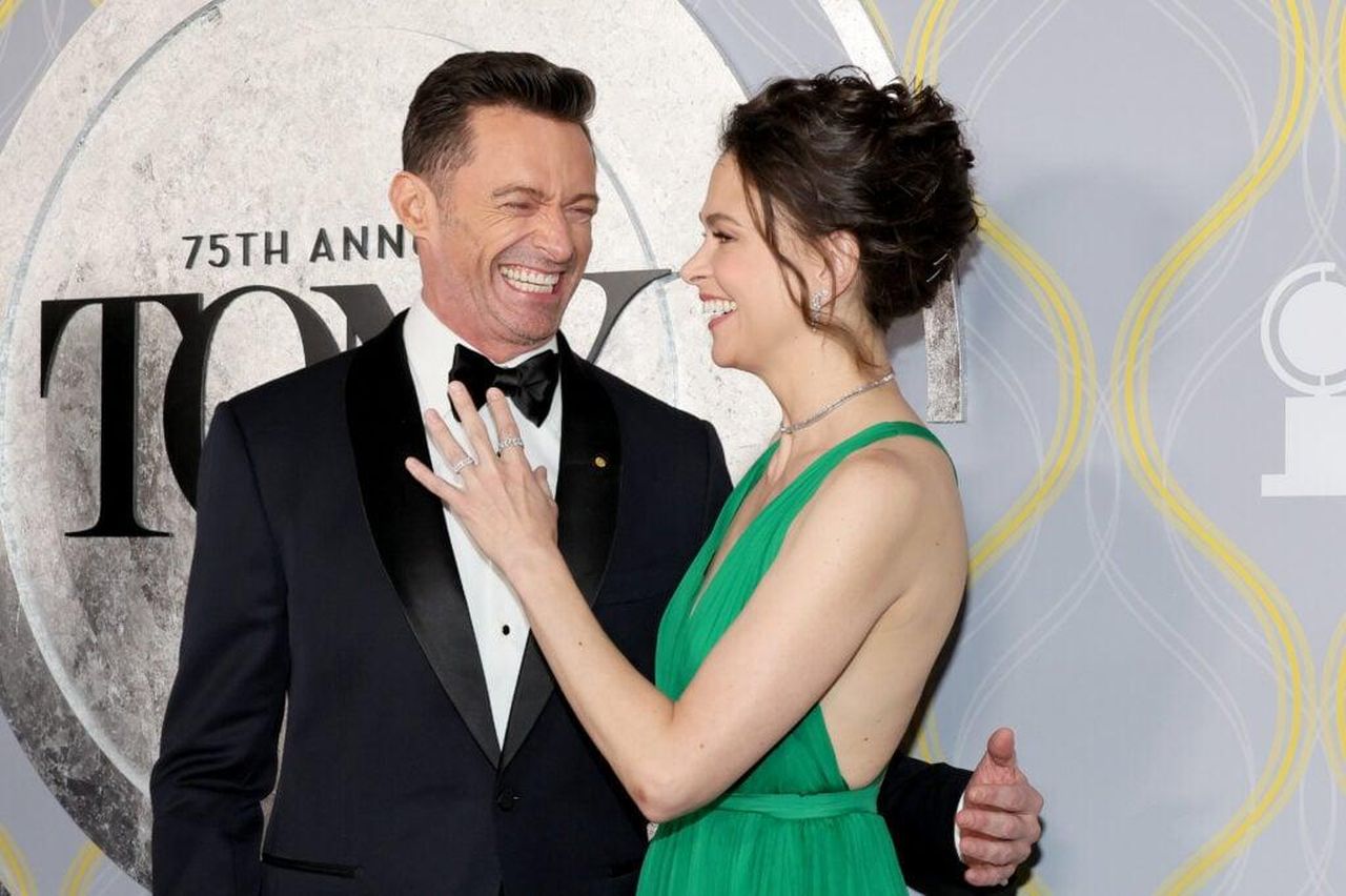 Il_Cuore_Spezzato_di_DeborraLee_Furness_Bf77R3H6df - Confidenze24 source:thehollywoodgossip - Il Cuore Spezzato di Deborra-Lee Furness - Hugh Jackman e Sutton Foster partecipano ai 75° Tony Awards a Radio City Music Hall il 12 giugno 2022 a New York.