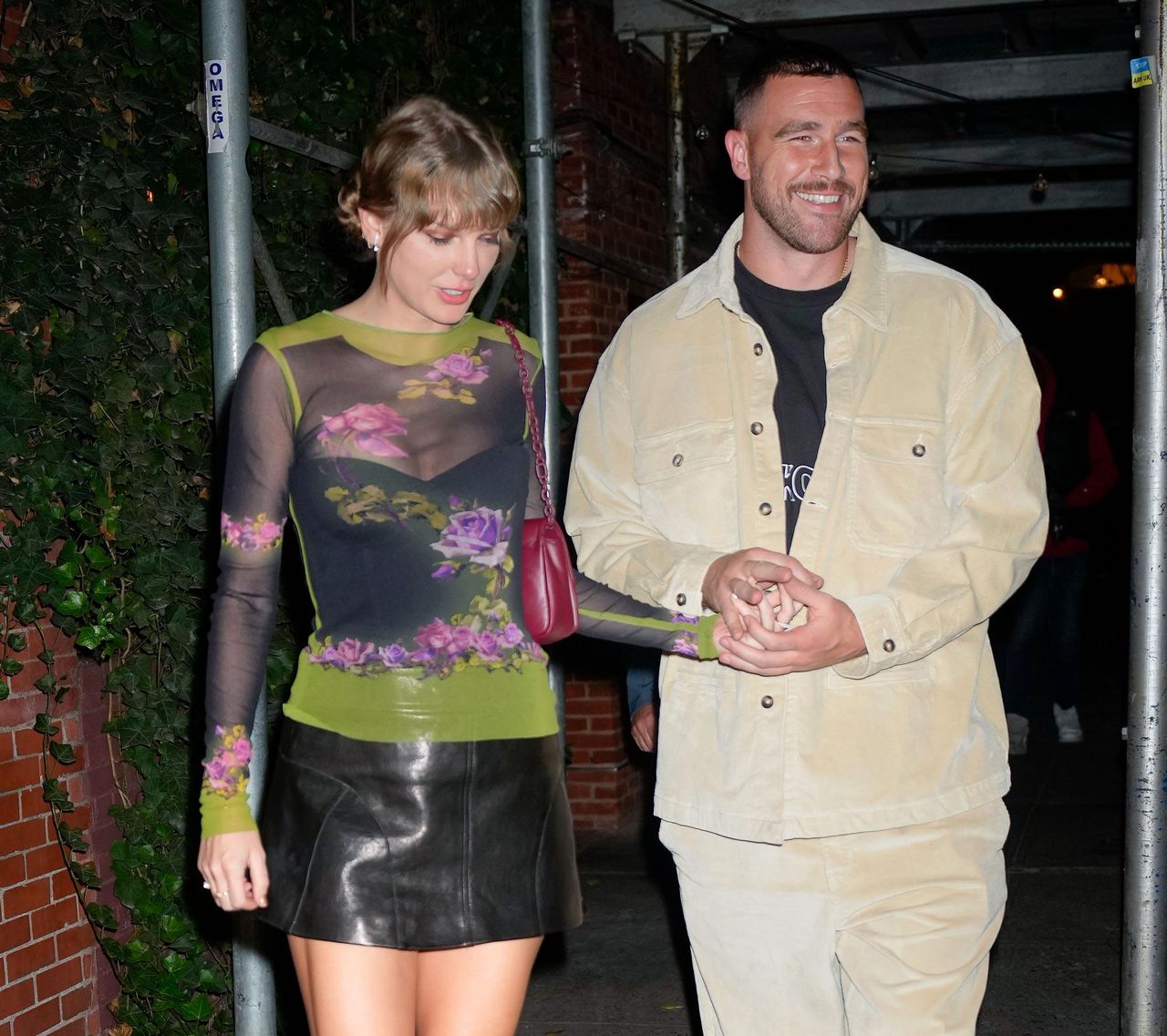 source:usmagazine - Il Debutto di Taylor al Gioco - Taylor Swift e Travis Kelce