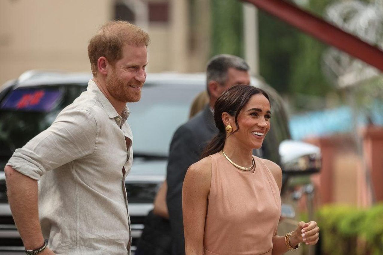 Il_Duca_e_la_Duchessa_si_impegnano_63ZeaFfHlW - Confidenze24 source:thehollywoodgossip - Il Duca e la Duchessa si impegnano - Harry e Meghan durante una visita in Nigeria