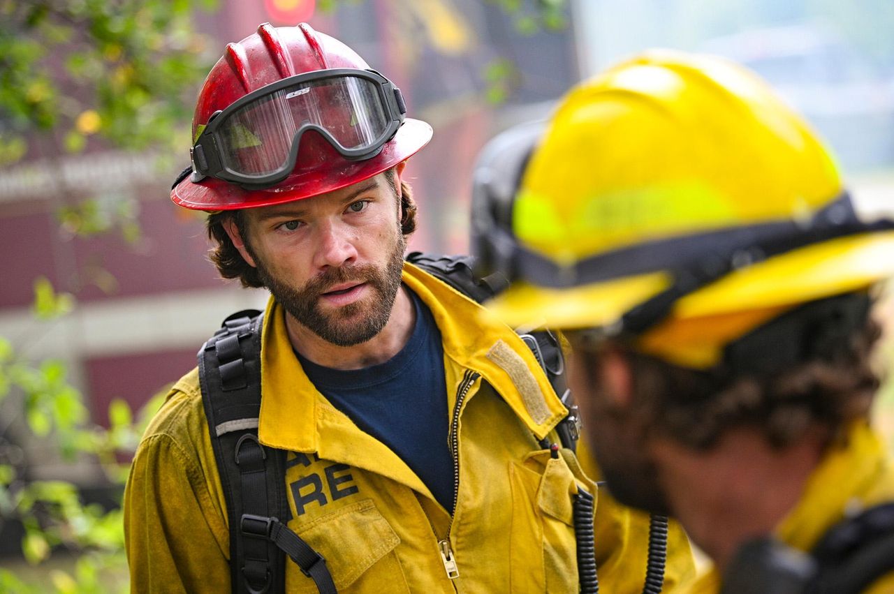 Il_Franchise_di_Fire_Country_MHALeMQJ2p - Confidenze24 source:usmagazine - Il Franchise di ‘Fire Country’ - Jared Padalecki in ‘Fire Country’