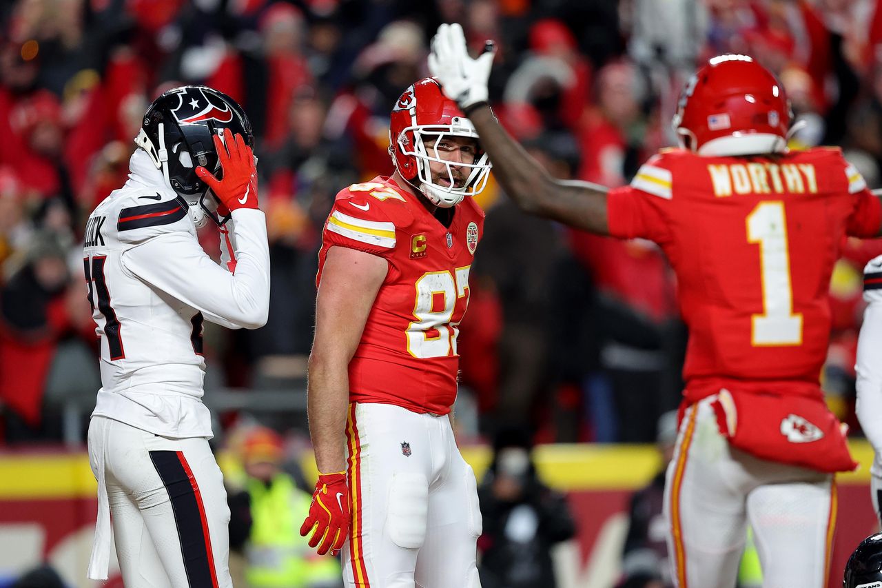 Il_Gioco_e_il_Touchdown_2GTj98iW51 - Confidenze24 source:usmagazine - Il Gioco e il Touchdown - Travis Kelce celebra dopo il touchdown