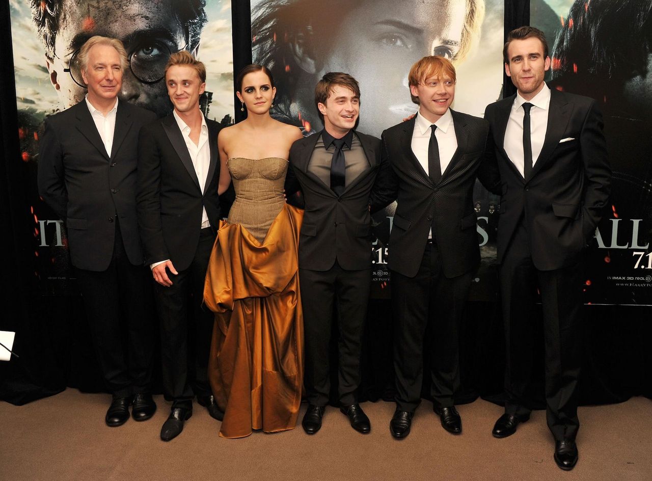 Il_Legame_con_Daniel_Radcliffe_bEqjExO5M2 - Confidenze24 source:usmagazine - Il Legame con Daniel Radcliffe - Alan Rickman con il cast di 'Harry Potter' nel 2011