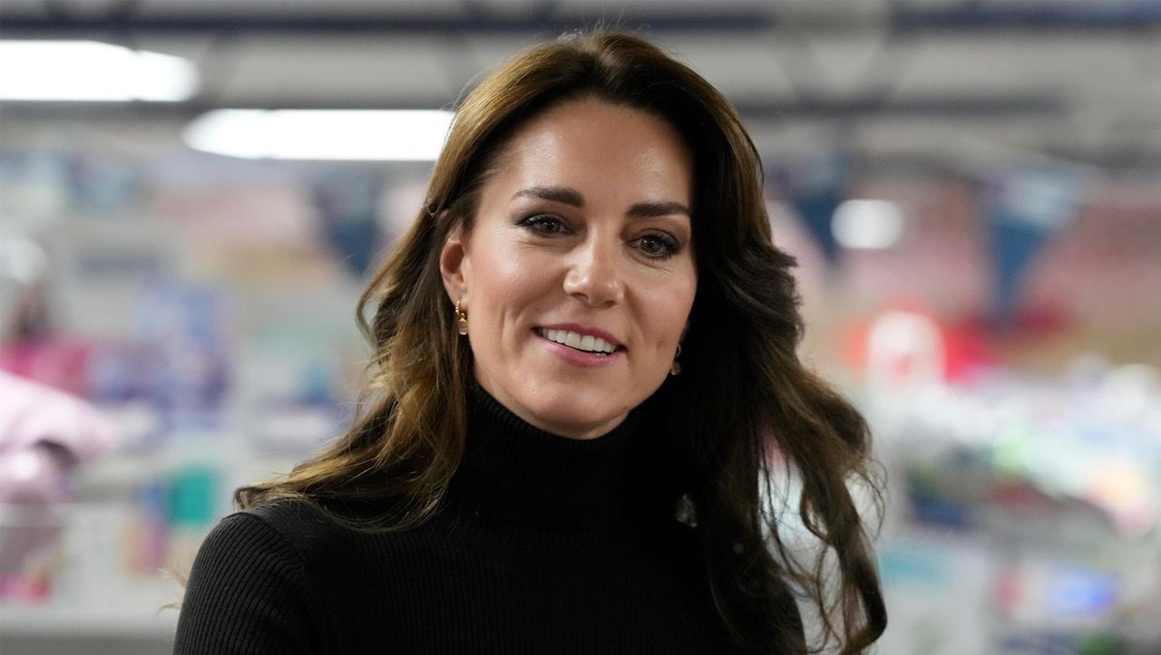 Il_Look_di_Kate_Middleton_4Vn2jgroUi - Confidenze24 source:usmagazine - Il Look di Kate Middleton - Kate Middleton sorride durante la sua visita a Sebby's Corner il 24 novembre 2023.