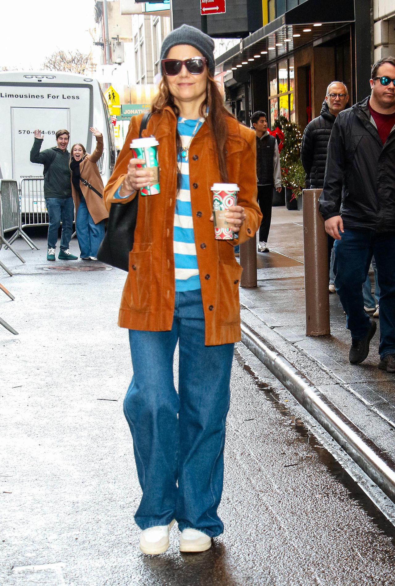 source:usmagazine - Il Look di Katie Holmes per le Corse al Caffè - Katie Holmes è vista il 29 dicembre 2024 a New York.