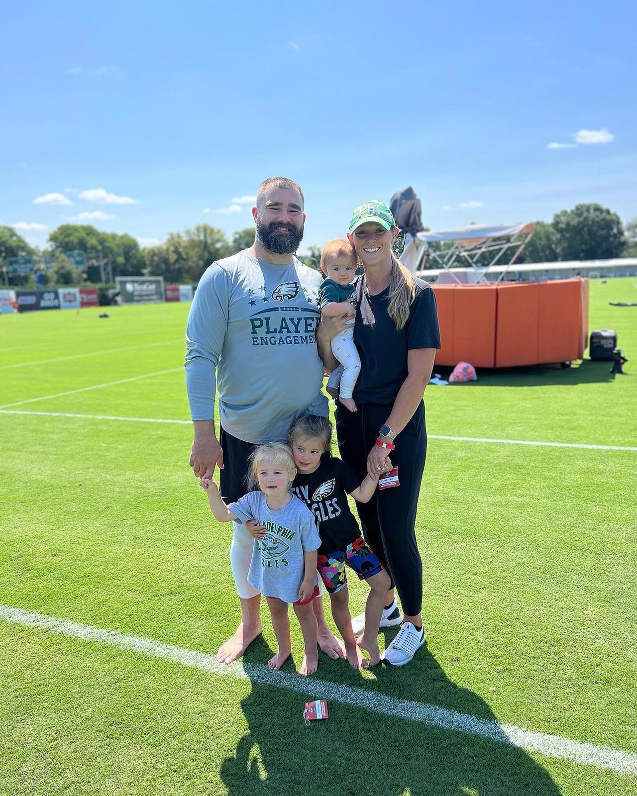 Il_Mascotte_Creato_dalle_Figlie_di_Jason_Kelce_3ROibMlktK - Confidenze24 source:usmagazine - Il Mascotte Creato dalle Figlie di Jason Kelce - Le figlie di Jason Kelce creano un mascotte per il suo show ESPN