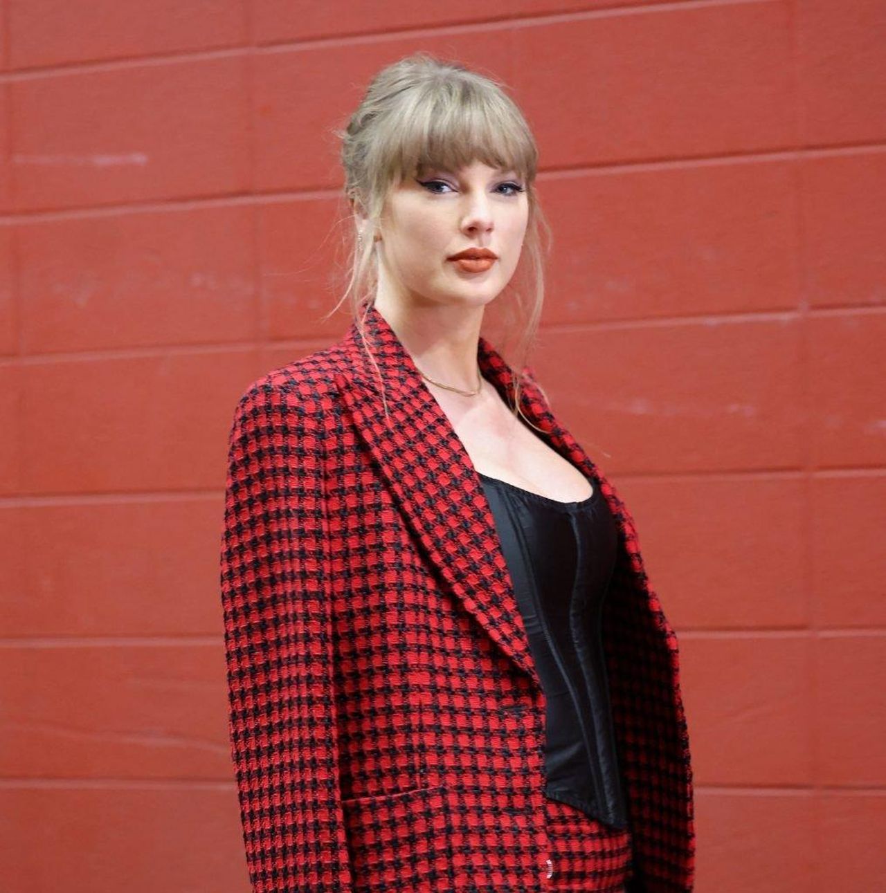 Il_Messaggio_di_Taylor_Swift_5UMKOdIlXS - Confidenze24 source:thehollywoodgossip - Il Messaggio di Taylor Swift - Taylor Swift prima di una partita tra i Kansas City Chiefs e i Denver Broncos
