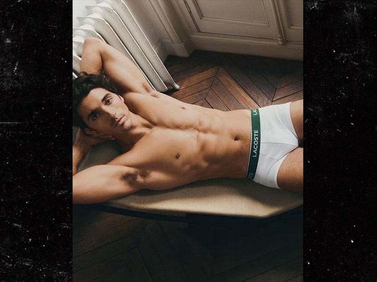 Il_Momento_Clou_della_Campagna_DTdV0TsV3b - Confidenze24 source:allcelebrities - Il Momento Clou della Campagna - Taylor Zakhar Perez in boxer bianchi