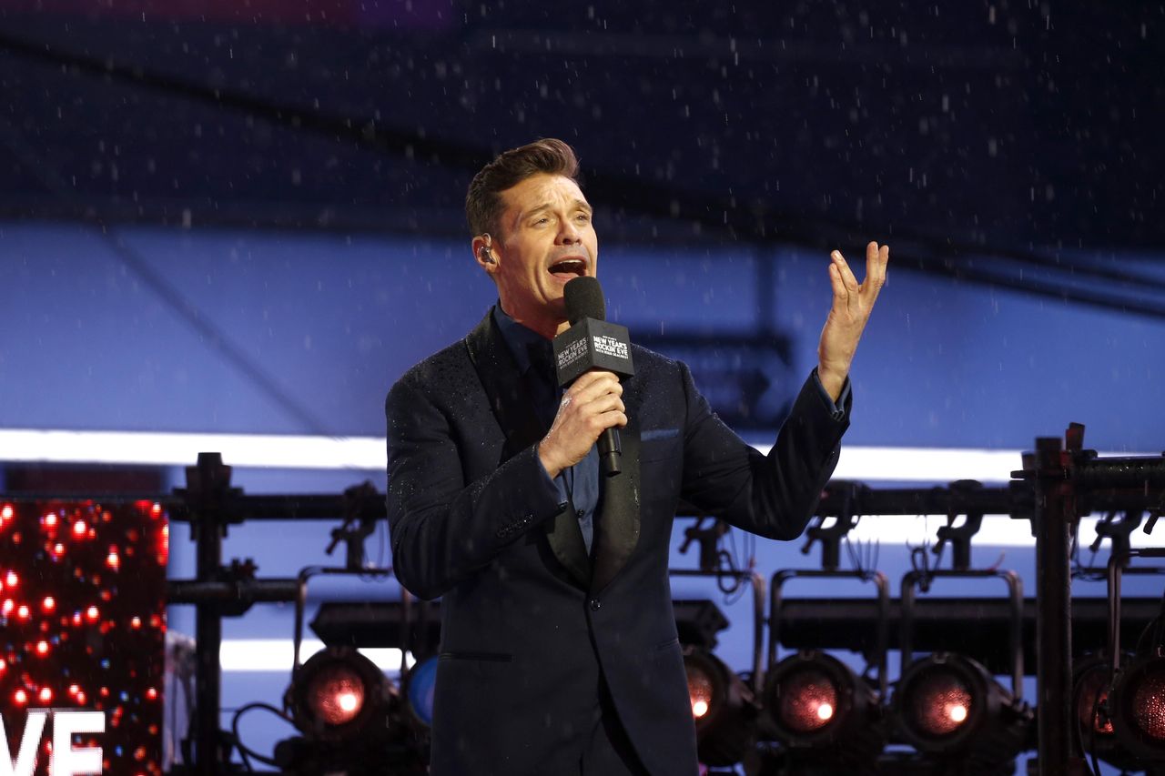 Il_Momento_Inaspettato_di_Ryan_Seacrest_CUsMljdhRl - Confidenze24 source:closerweekly - Il Momento Inaspettato di Ryan Seacrest - Ryan Seacrest cade a terra durante Wheel of Fortune