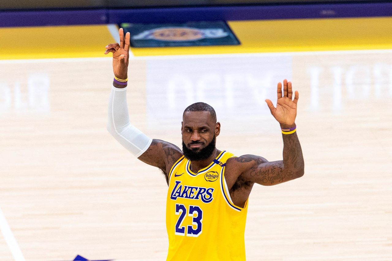 Il_Momento_Speciale_con_la_Fan_3NpHDYZvKJ - Confidenze24 source:usmagazine - Il Momento Speciale con la Fan - LeBron James e la giovane fan in lacrime