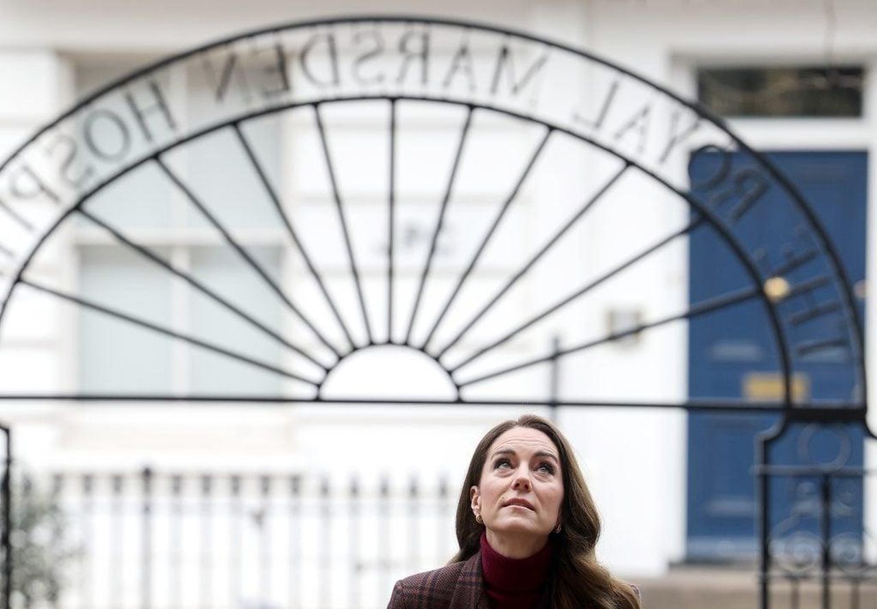 Il_Nuovo_Ruolo_di_Kate_5oxHURwYvq - Confidenze24 source:thehollywoodgossip - Il Nuovo Ruolo di Kate - Catherine, Principessa di Galles durante una visita al Royal Marsden Hospital il 14 gennaio 2025 a Londra.