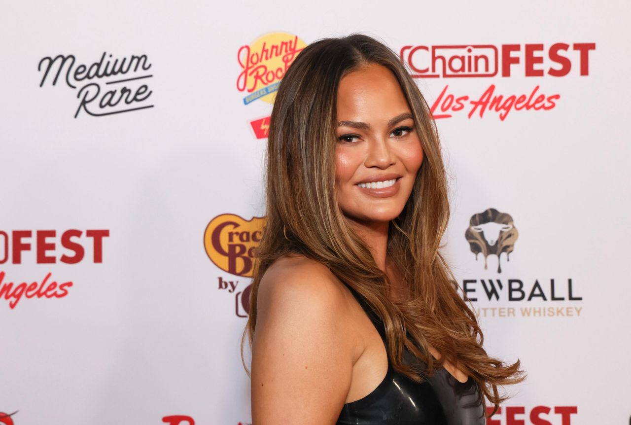 Il_Piano_di_Chrissy_Teigen_per_i_Social_Media_qYk2Xnqnjv - Confidenze24 source:usmagazine - Il Piano di Chrissy Teigen per i Social Media - Chrissy Teigen partecipa alla VIP Night di ChainFEST 2024 a Los Angeles