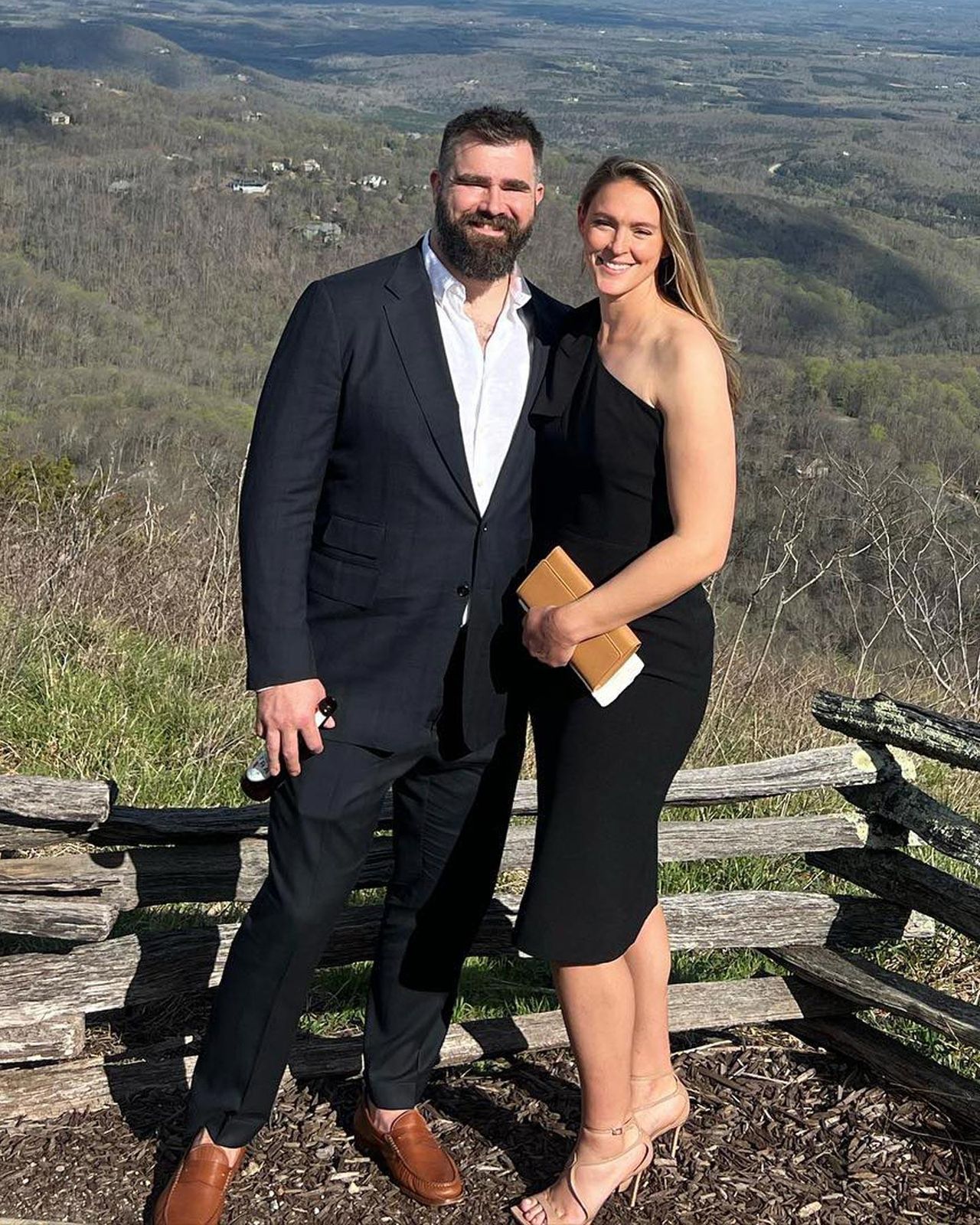 Il_Primo_Incontro_su_Tinder_atgvohtKte - Confidenze24 source:usmagazine - Il Primo Incontro su Tinder - Kylie Kelce Rivela la Frase di Approccio Usata su Tinder con il Marito Jason