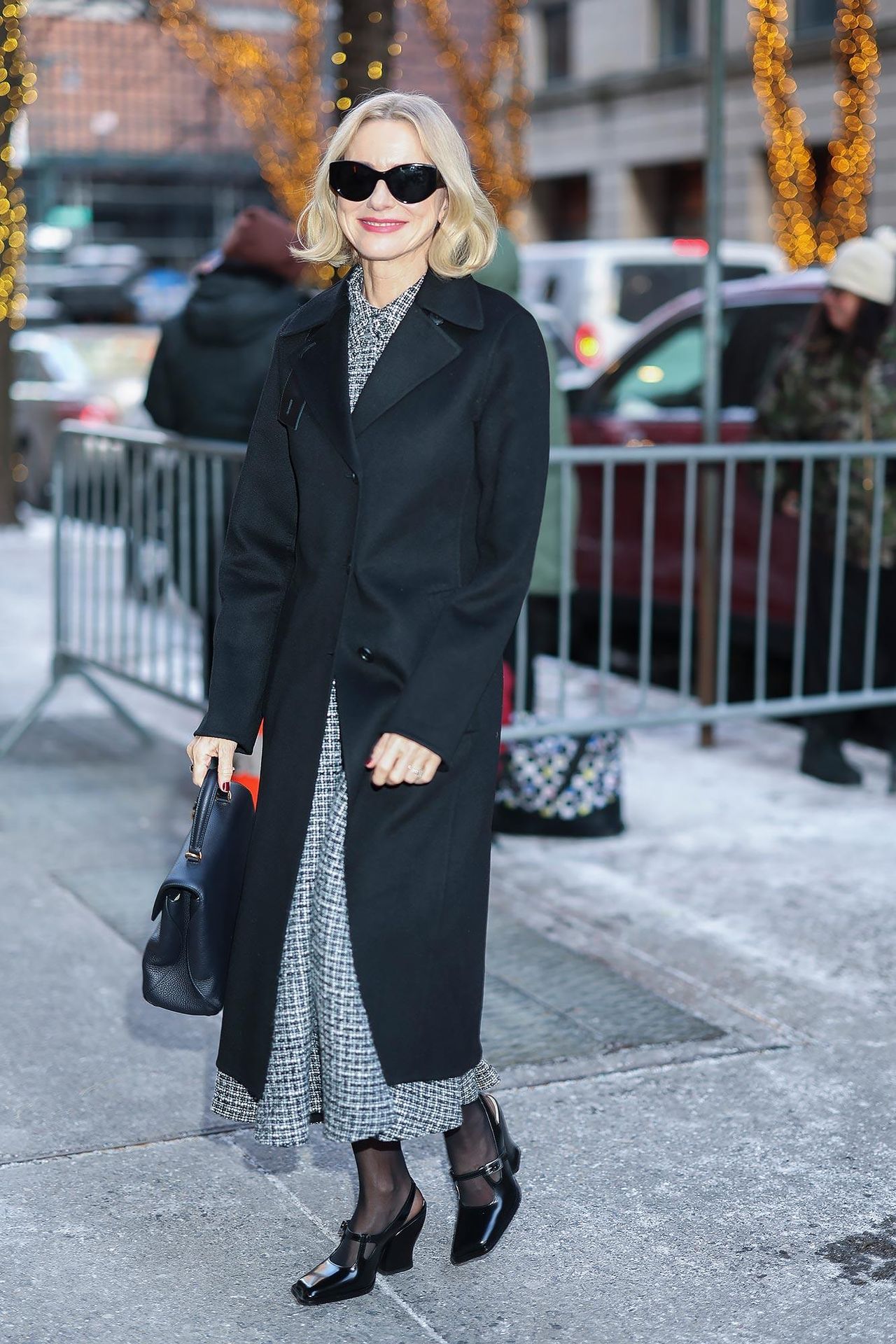 Il_Primo_Look_di_Naomi_Watts_TIQR6veTcZ - Confidenze24 source:usmagazine - Il Primo Look di Naomi Watts - Naomi Watts 4 Cambi in Un Giorno