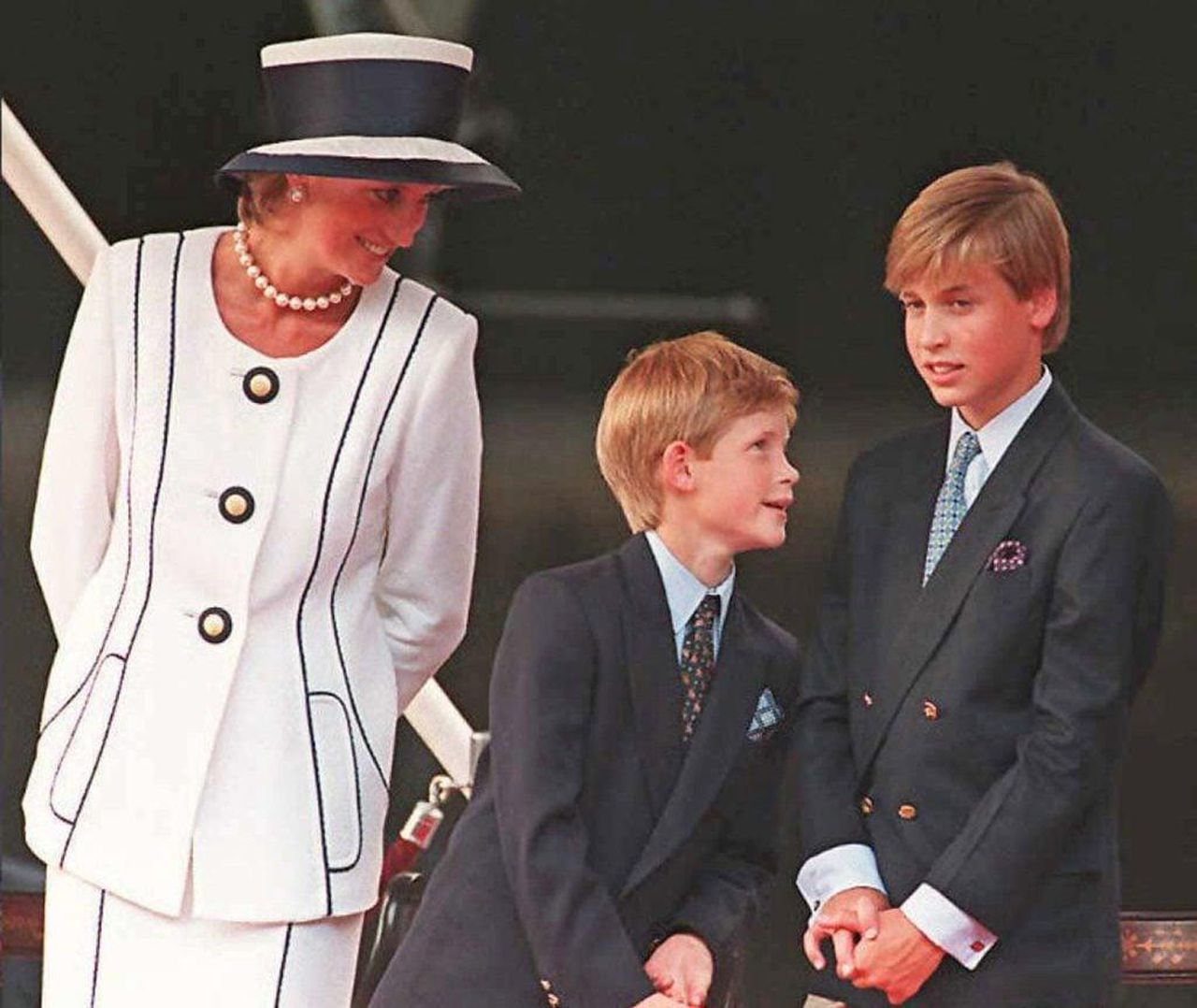 Il_Processo_e_il_Risarcimento_ujzpFNLsjz - Confidenze24 source:thehollywoodgossip - Il Processo e il Risarcimento - Diana, Harry e William durante le commemorazioni di VJ Day