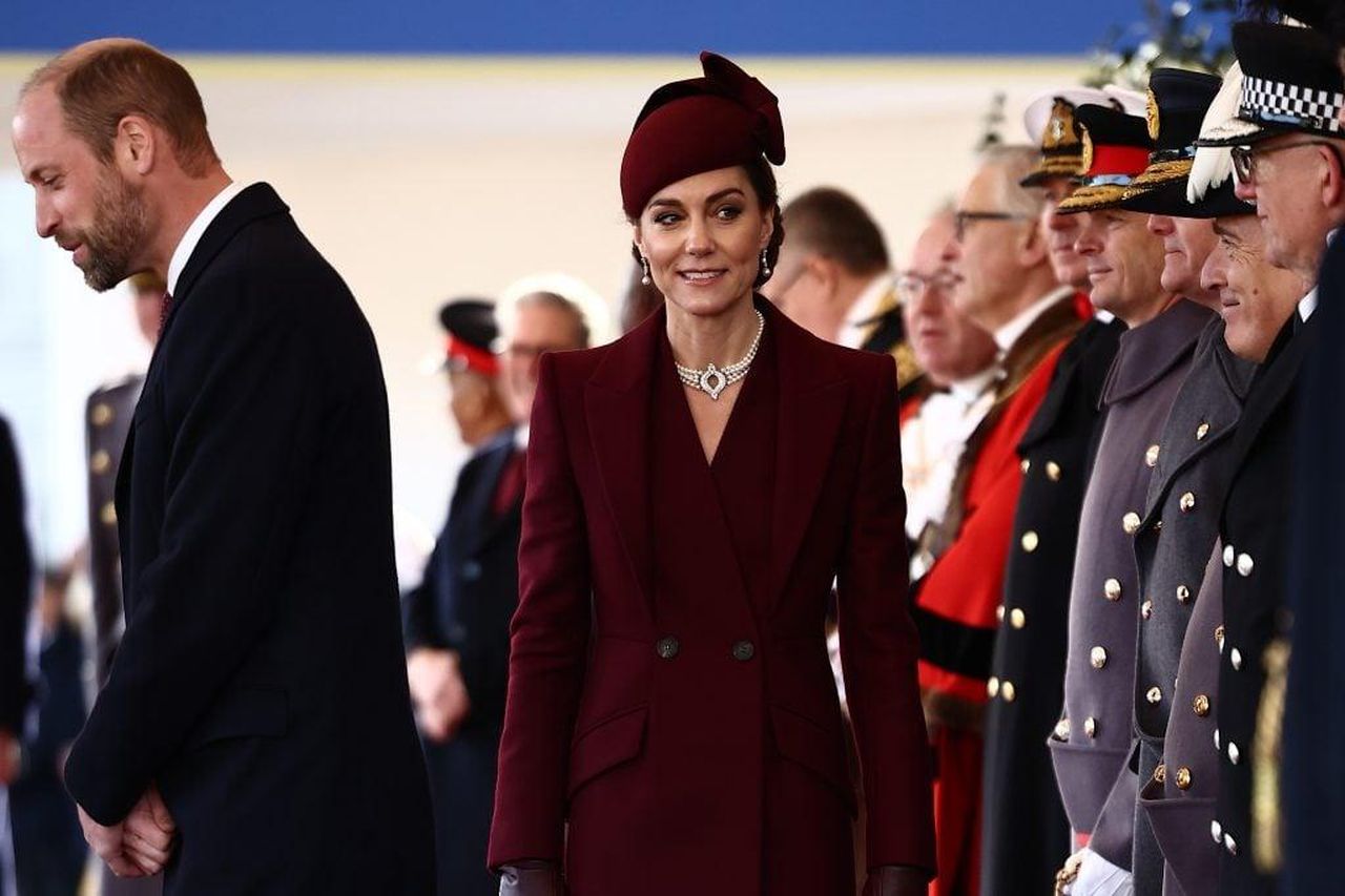 Il_Ritorno_Lento_di_Kate_Middleton_alla_Vita_Pubblica_GPUERh98Se - Confidenze24 source:thehollywoodgossip - Il Ritorno Lento di Kate Middleton alla Vita Pubblica - Catherine, Principessa del Galles e il Principe William durante una cerimonia di benvenuto.