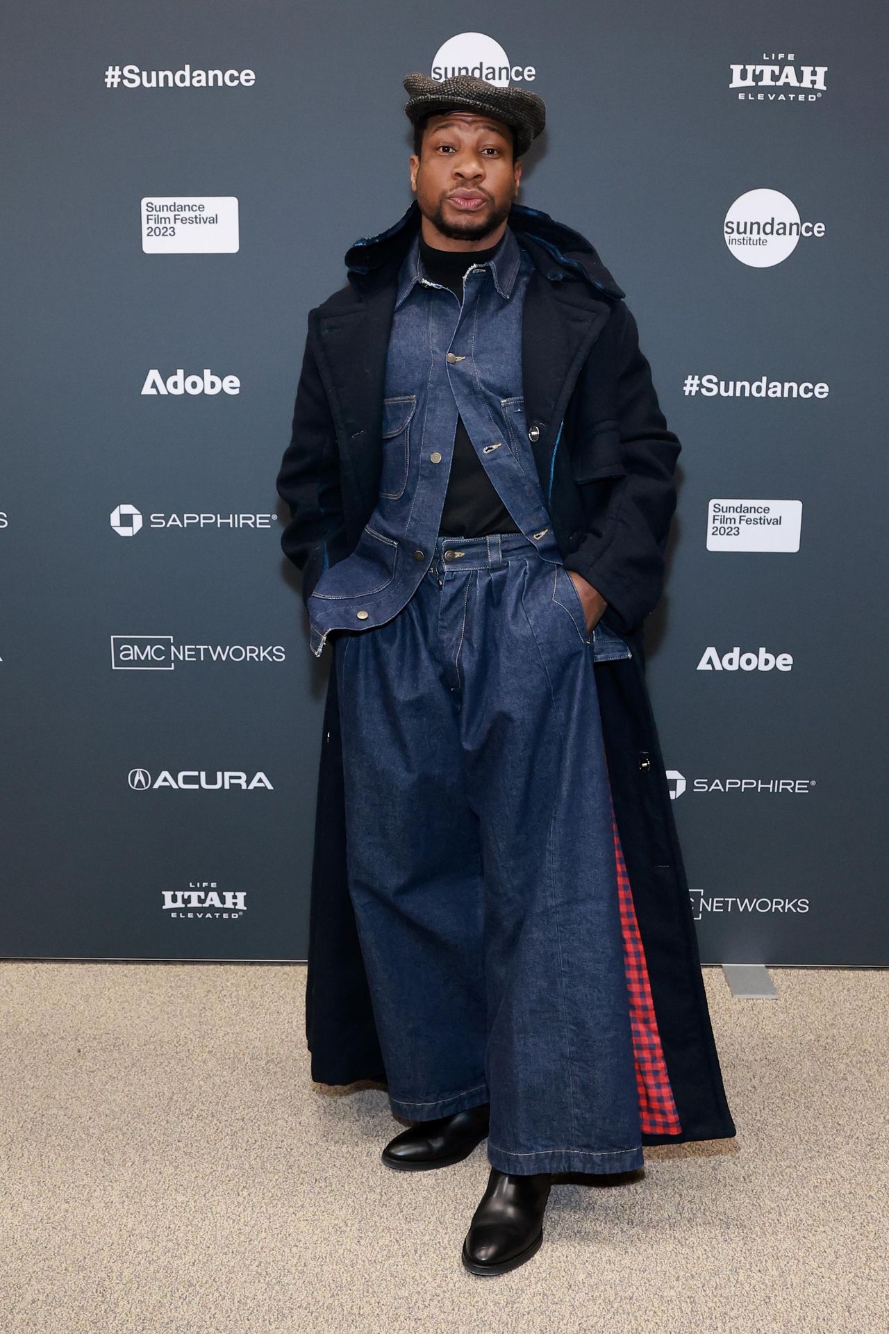 Il_Ritorno_di_Jonathan_Majors_SRZEFq7vMX - Confidenze24 Il Ritorno di Jonathan Majors - Premiere di 'Magazine Dreams' al Sundance Film Festival 2023
