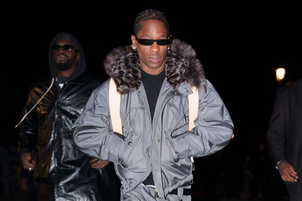 Il_Ritorno_di_Travis_Scott_con_4x4_U2QGV70SjJ - Confidenze24 Il Ritorno di Travis Scott con '4x4' - Travis Scott - Louis Vuitton: Outside Arrivals - Paris Fashion Week - Menswear Fall-Winter 2025/2026