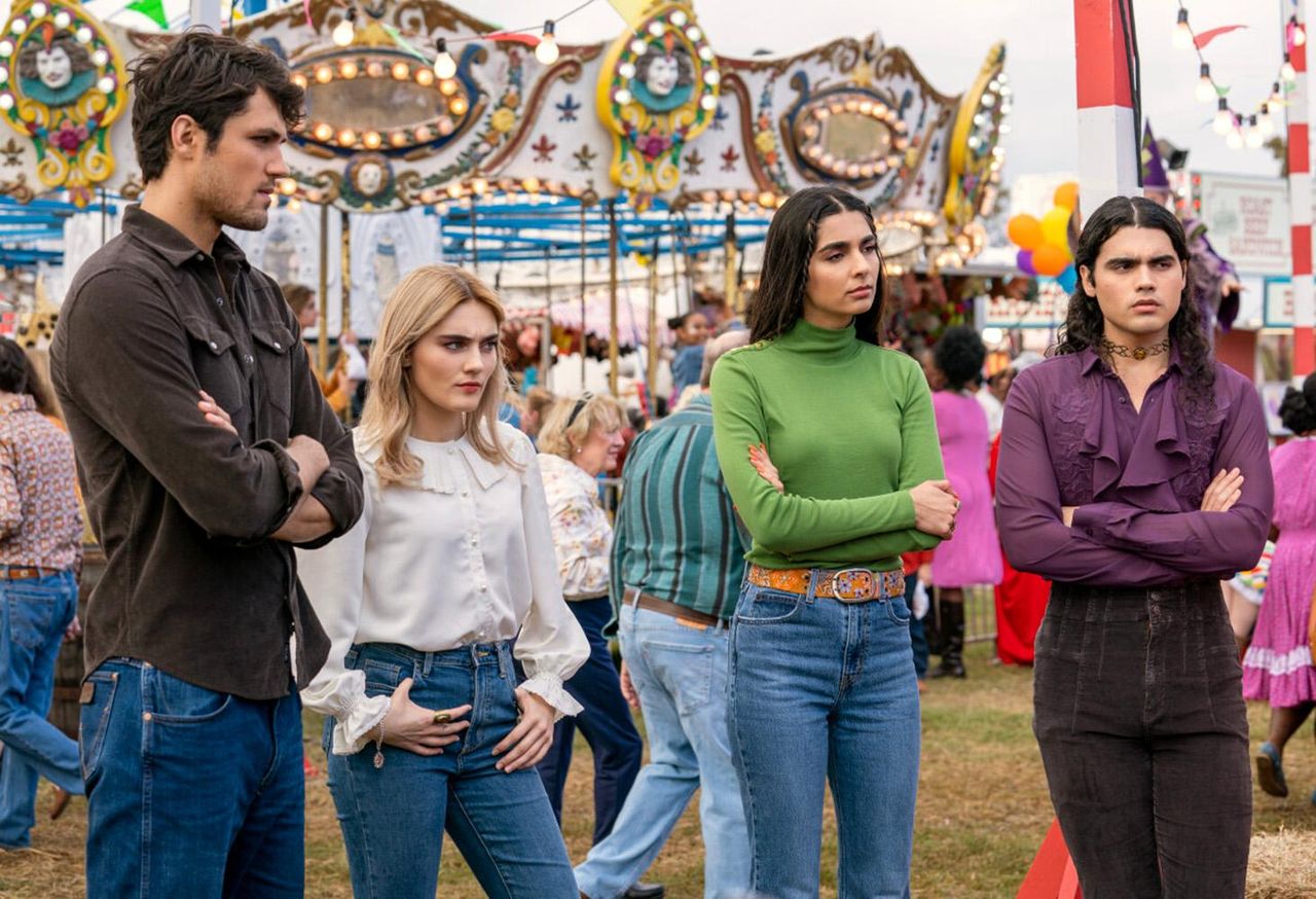 Il_Ritorno_in_The_Winchesters_bB8Dxzr80j - Confidenze24 source:usmagazine - Il Ritorno in ‘The Winchesters’ - Drake Rodger, Meg Donnelly, Nida Khurshid e JoJo Fleites in ‘The Winchesters’