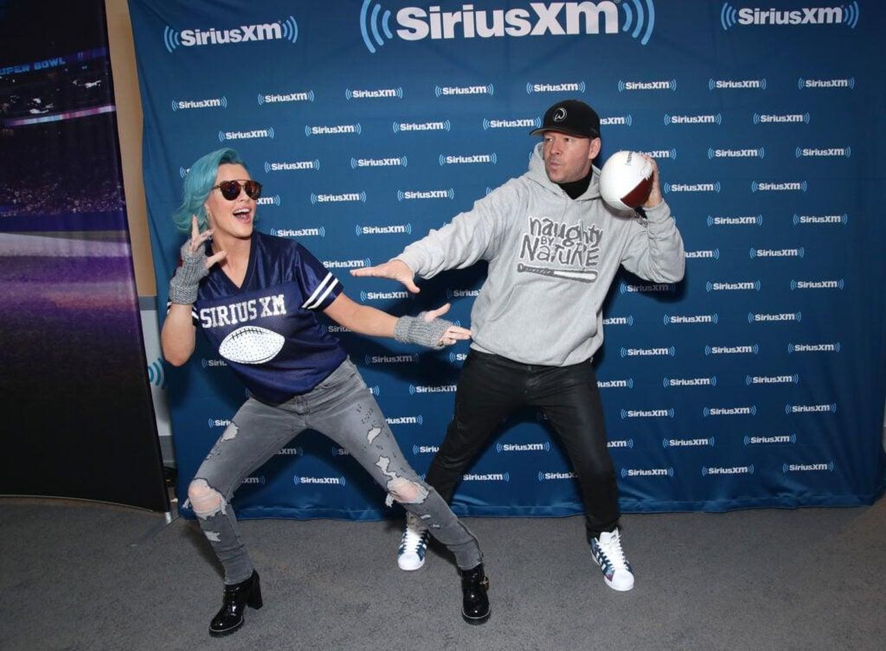 Il_Secondo_Atto_di_Donnie_e_Jenny_QqZcpk81dC - Confidenze24 source:thehollywoodgossip - Il Secondo Atto di Donnie e Jenny - Jenny McCarthy e Donnie Wahlberg al Super Bowl