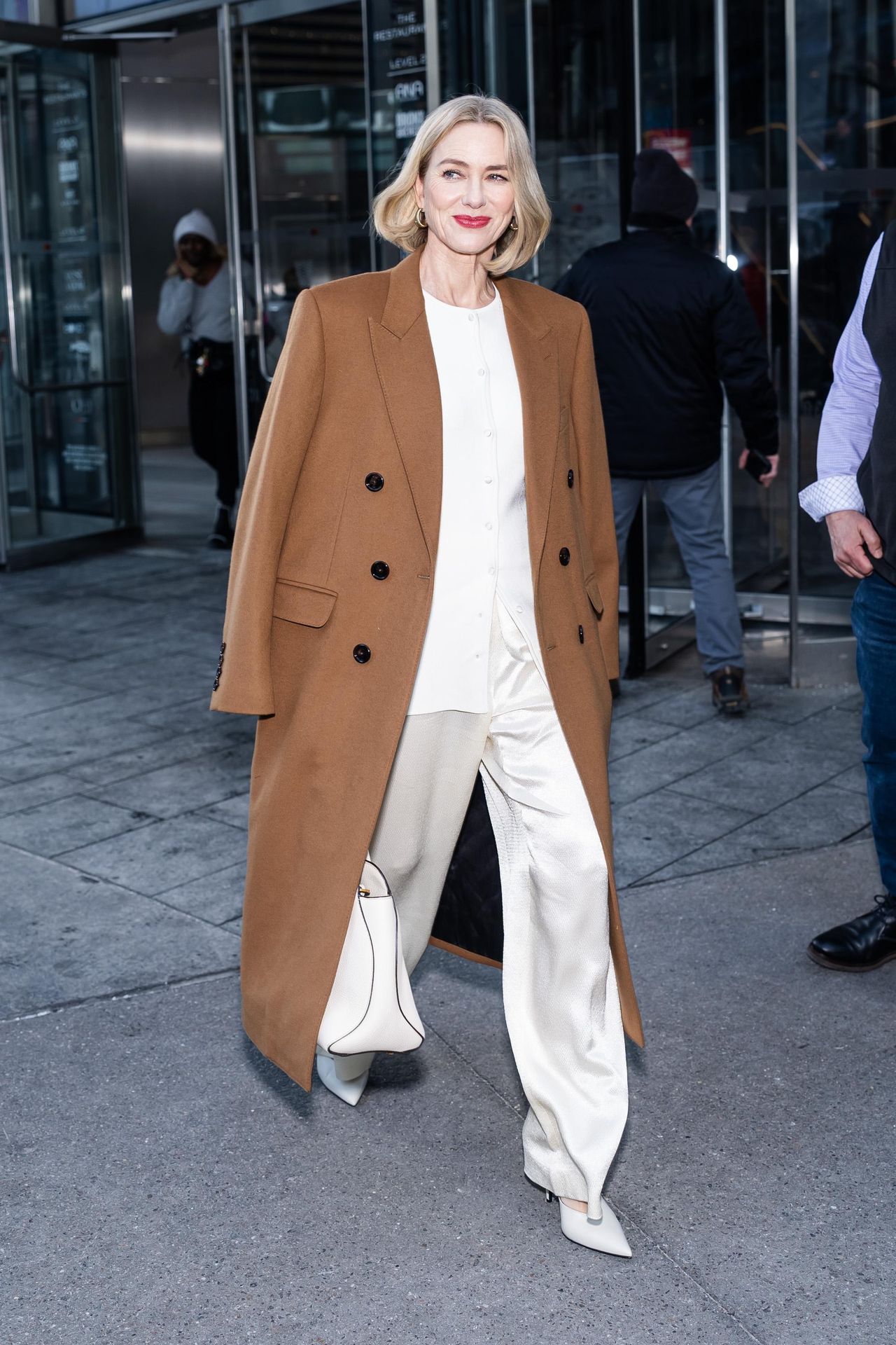 Il_Secondo_Look_di_Naomi_Watts_FyCBn2R6Qi - Confidenze24 source:usmagazine - Il Secondo Look di Naomi Watts - Naomi Watts 4 Cambi in Un Giorno
